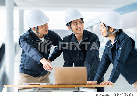 調整する作業員のスタッフ 89748635