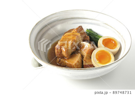 鉢に入った豚の角煮と半熟卵とホウレンソウを白背景で撮影 89748731