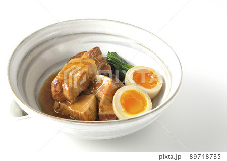 鉢に入った豚の角煮と半熟卵とホウレンソウを白背景で撮影 89748735