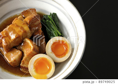 鉢に入った豚の角煮と半熟卵とホウレンソウを黒背景で俯瞰撮影 鉢に入った豚の角煮と半熟卵とホウレンソウを黒背景で俯瞰撮影 89749025