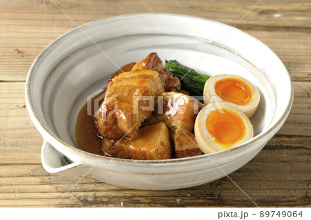 鉢に入った豚の角煮と半熟卵とホウレンソウ 89749064