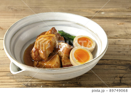 鉢に入った豚の角煮と半熟卵とホウレンソウ 鉢に入った豚の角煮と半熟卵とホウレンソウ 89749068