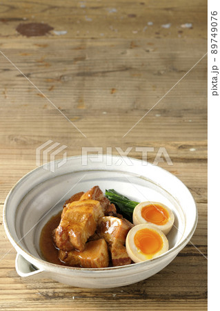 鉢に入った豚の角煮と半熟卵とホウレンソウ 鉢に入った豚の角煮と半熟卵とホウレンソウ 89749076