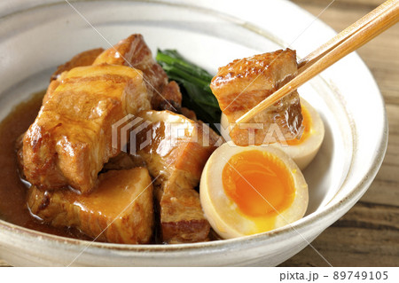 鉢に入った半熟卵とホウレンソウと豚の角煮を食べる 鉢に入った半熟卵とホウレンソウと豚の角煮を食べる 89749105