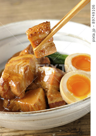鉢に入った半熟卵とホウレンソウと豚の角煮を食べる 鉢に入った半熟卵とホウレンソウと豚の角煮を食べる 89749106