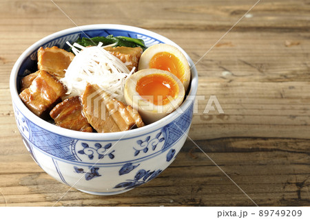 トロトロ半熟卵とほうれん草と白髪葱が乗った豚の角煮丼 89749209