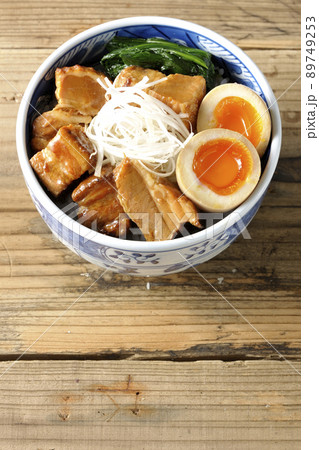 トロトロ半熟卵とほうれん草と白髪葱が乗った豚の角煮丼を俯瞰で撮影 89749253