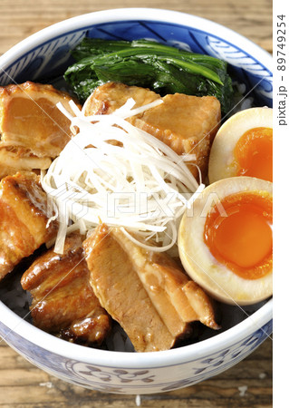 トロトロ半熟卵とほうれん草と白髪葱が乗った豚の角煮丼を俯瞰で撮影 トロトロ半熟卵とほうれん草と白髪葱が乗った豚の角煮丼を俯瞰で撮影 89749254