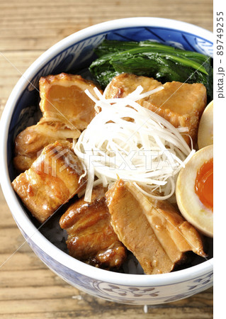 トロトロ半熟卵とほうれん草と白髪葱が乗った豚の角煮丼を俯瞰で撮影 トロトロ半熟卵とほうれん草と白髪葱が乗った豚の角煮丼を俯瞰で撮影 89749255