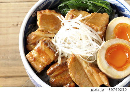 トロトロ半熟卵とほうれん草と白髪葱が乗った豚の角煮丼を俯瞰で撮影 89749259