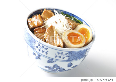 トロトロ半熟卵とほうれん草と白髪葱が乗った豚の角煮丼を白背景で撮影 89749324
