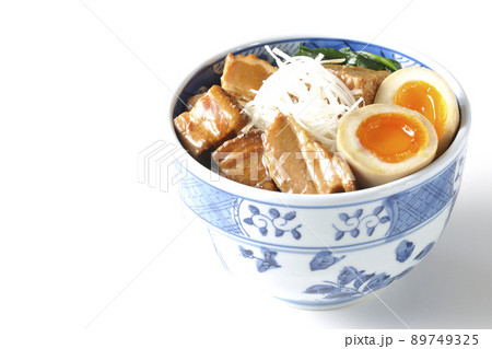 トロトロ半熟卵とほうれん草と白髪葱が乗った豚の角煮丼を白背景で撮影 89749325