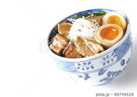 トロトロ半熟卵とほうれん草と白髪葱が乗った豚の角煮丼を白背景で撮影 89749328