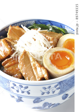 トロトロ半熟卵とほうれん草と白髪葱が乗った豚の角煮丼を白背景で撮影 トロトロ半熟卵とほうれん草と白髪葱が乗った豚の角煮丼を白背景で撮影 89749335