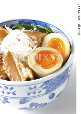 トロトロ半熟卵とほうれん草と白髪葱が乗った豚の角煮丼を白背景で撮影 89749337