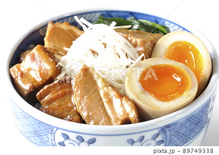 トロトロ半熟卵とほうれん草と白髪葱が乗った豚の角煮丼を白背景で撮影 89749338