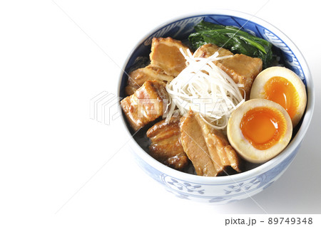 トロトロ半熟卵とほうれん草と白髪葱が乗った豚の角煮丼を白背景で俯瞰撮影 トロトロ半熟卵とほうれん草と白髪葱が乗った豚の角煮丼を白背景で俯瞰撮影 89749348