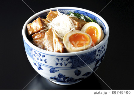 トロトロ半熟卵とほうれん草と白髪葱が乗った豚の角煮丼を黒背景で撮影 トロトロ半熟卵とほうれん草と白髪葱が乗った豚の角煮丼を黒背景で撮影 89749400