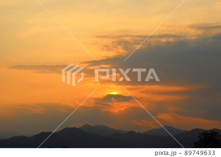 夕焼け空 夕日 木 山地 夕焼け空 夕日 木 山地 89749633