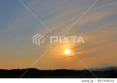 夕焼け空 夕日 木 山地 夕焼け空 夕日 木 山地 89749639