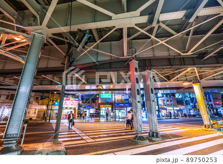日本の東京都市景観 BA.4とBA.5が国内検疫で初確認。雨の神田駅（東口）前、高架下など＝12日 89750253