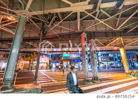 日本の東京都市景観 BA.4とBA.5が国内検疫で初確認。雨の神田駅（東口）前、高架下など＝12日 89750254