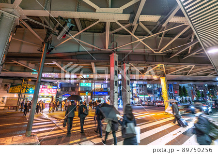 日本の東京都市景観 BA.4とBA.5が国内検疫で初確認。雨の神田駅（東口）前、高架下など＝12日 89750256