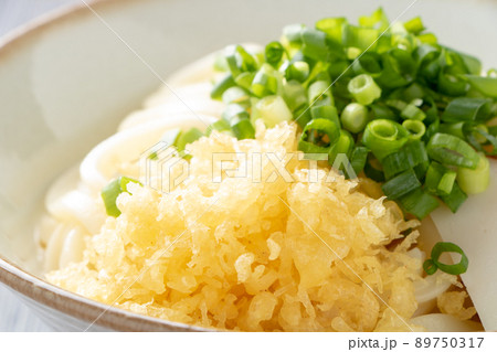 ぶっかけうどんに入れられた天かすのアップ。 ぶっかけうどんに入れられた天かすのアップ。 89750317
