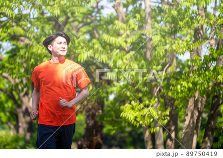 ランニングをする若い男性　スポーツイメージ 89750419