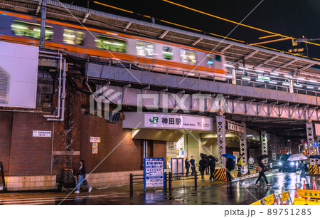 日本の東京都市景観 BA.4とBA.5が国内検疫で初確認。雨の神田駅前・飲み屋街などを望む=12日 日本の東京都市景観 BA.4とBA.5が国内検疫で初確認。雨の神田駅前・飲み屋街などを望む=12日 89751285