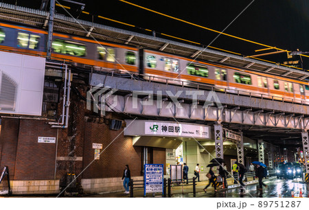 日本の東京都市景観 BA.4とBA.5が国内検疫で初確認。雨の神田駅前・飲み屋街などを望む=12日 日本の東京都市景観 BA.4とBA.5が国内検疫で初確認。雨の神田駅前・飲み屋街などを望む=12日 89751287