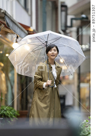 ビニール傘をさした若い女性 ビニール傘をさした若い女性 89751307