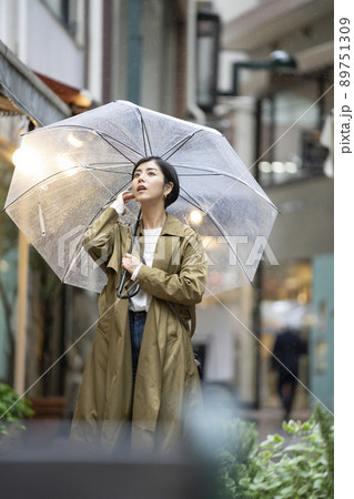 ビニール傘をさして空を見上げる若い女性 ビニール傘をさして空を見上げる若い女性 89751309