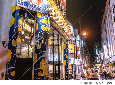 日本の東京都市景観 BA.4とBA.5が国内検疫で初確認。雨の神田駅前・飲み屋街などを望む=12日 日本の東京都市景観 BA.4とBA.5が国内検疫で初確認。雨の神田駅前・飲み屋街などを望む=12日 89751399