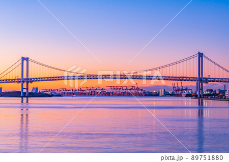 【東京の都市風景】竹芝ふ頭から見た日の出前のレインボーブリッジ 89751880