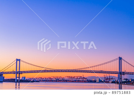 【東京の都市風景】竹芝ふ頭から見た日の出前のレインボーブリッジ 89751883