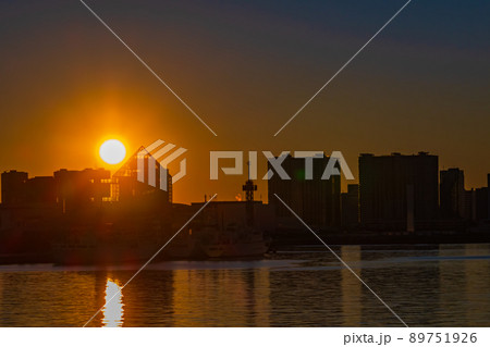 【東京の都市風景】竹芝ふ頭から晴海方向の初日の出 89751926