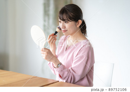 メイクをする女性 メイクをする女性 89752106