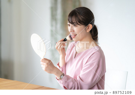 メイクをする女性 メイクをする女性 89752109