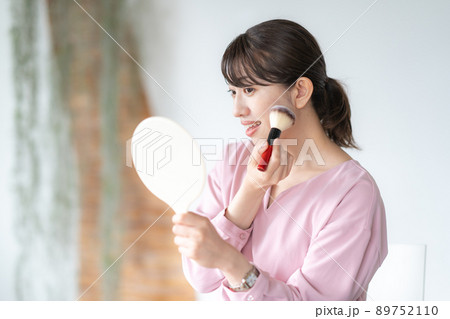 メイクをする女性 89752110