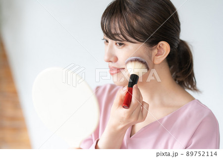 メイクをする女性 メイクをする女性 89752114