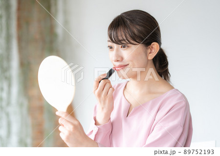 口紅を塗る女性 口紅を塗る女性 89752193