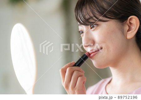 口紅を塗る女性 口紅を塗る女性 89752196