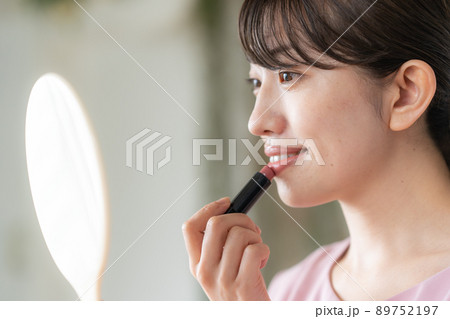 口紅を塗る女性 口紅を塗る女性 89752197
