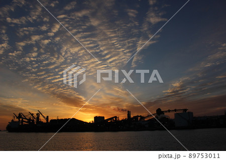 周南コンビナート！SDGs地球環境と地球のミライ　えんとつ町のコンビナート  山口県 89753011