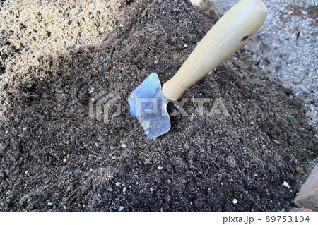 家庭菜園をスコップで耕して土作り 家庭菜園をスコップで耕して土作り 89753104