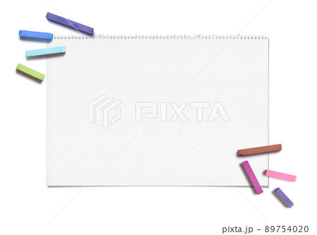 1ページのスケッチブックと、カラフルパステルの背景 89754020