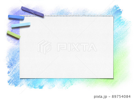 スケッチブックのある、寒色パステルグラデーションの背景 89754084