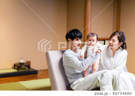 赤ちゃんと温泉旅行を楽しむ若いファミリー 89754600