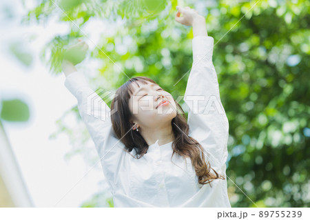 新緑　白いシャツワンピの女性 89755239